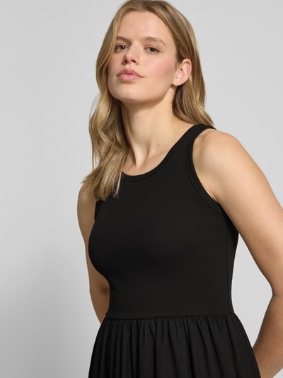 Frauenmodel trägt A-Linie Midikleid aus Baumwoll-Mix Modell 'NAOMI' von Pepe Jeans in Optik: Unifarben mit Rundhals, breite Träger, Lochstickerei, Muschelsaum, Nahaufnahme Oberkörper.