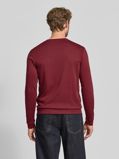 Männermodel trägt Regular Fit Longsleeve aus reiner Baumwolle Modell 'Pima' von RAGMAN in Dunkelrot mit Rundhalsausschnitt, Ganzkörperansicht Rückansicht. Rückenlänge bei Größe M: 69 cm.