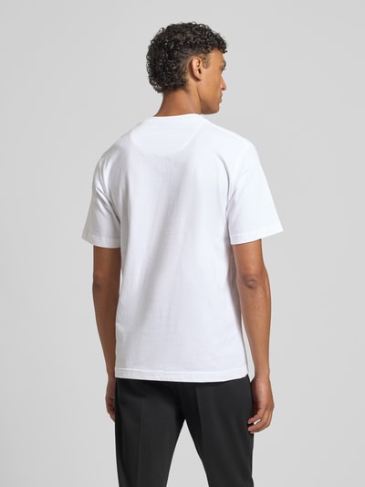 Männermodel trägt Herren T-Shirt mit Motiv-Print Modell 'LUCAS' von Jack & Jones Premium, Reine Baumwolle, Slim-Fit, Rückenlänge 67 cm, Ganzkörperansicht Rückansicht.