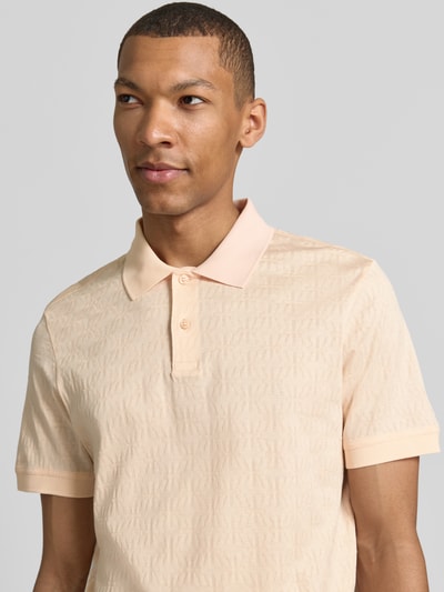 Männermodel trägt Modern Fit Poloshirt mit Strukturmuster Modell 'Roberto' von JOOP! Collection in Hellbeige, reine Baumwolle, Nahaufnahme Oberkörper.