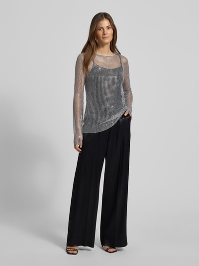 Frauenmodel trägt Longsleeve mit Lochstickerei Modell 'LOPEROSO' von Marella, Material-Mix mit Stretch-Anteil, Regular Fit, Rundhalsausschnitt, schwarz-silberne Farben, feine Textur, Rückenlänge 69 cm bei Größe S, Ganzkörperansicht von vorne.