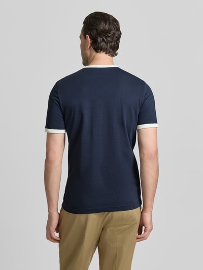 Männermodel trägt Slim Fit T-Shirt mit Rundhalsausschnitt von MCNEAL in Dunkelblau, reine Baumwolle, kurzärmelig, Rückenansicht, Ganzkörperansicht Rückansicht.