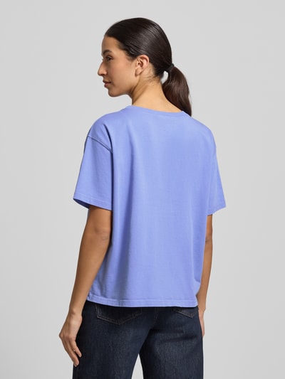 Männermodel trägt Loose Fit T-Shirt aus reiner Baumwolle Modell 'VALLEY' von American Vintage, Rundhalsausschnitt, jeans, Ganzkörperansicht Rückansicht.