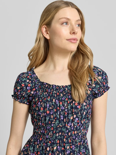 Modelka kobieca nosi 'Midikleid im Allover-Look' od Apricot, granatowe z kolorowym kwiatowym wzorem, LENZING™ ECOVERO™, krój taliowany, okrągły dekolt, szerokość w rozmiarze S: 31 cm, długość tyłu: 107 cm, zdjęcie z przodu, zbliżenie na górną część ciała.