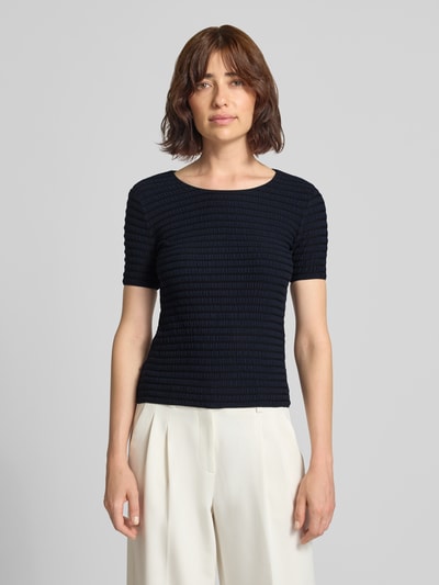 Frauenmodel trägt T-Shirt aus Viskose-Mix mit Rundhalsausschnitt von Emporio Armani, dunkel, Strukturmuster, Slim Fit, Ganzkörperansicht von vorne.