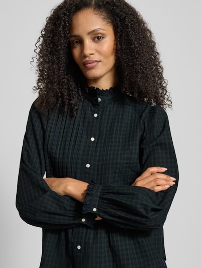 Frauenmodel trägt Regular Fit Hemdbluse aus reiner Baumwolle von Polo Ralph Lauren, Optik: Allover-Muster, Muster: kariert, Rüschenkragen, Biesen, Ballonärmel mit Rüschen, Knopfleiste, Material: reine Baumwolle, Nahaufnahme Oberkörper.