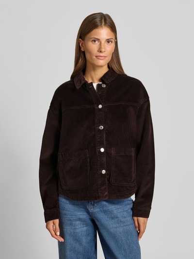 Vrouwenmodel draagt Regular Fit Langarmbluse aus reiner Baumwolle model 'JAMIE' van VERO MODA in donkerbruin, structuur ribfluweel, Ganzkörperansicht van voren.