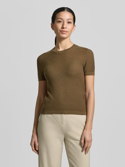 Modelka nosi Regular Fit Strick-Shirt aus Seiden-Woll-Mix Modell 'MSTLEPRE' od Max Mara Studio, odcień jednolity, mini cekiny, krój regular fit, krótkie rękawy, wykończenie prążkowane, delikatna dzianina, całkowity przód.