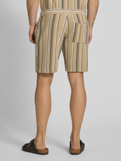 Männermodel trägt Shorts mit Streifenmuster und Tunnelzug von MCNEAL aus Reine Bio-Baumwolle, Regular-Fit, Rückansicht Ganzkörperansicht.