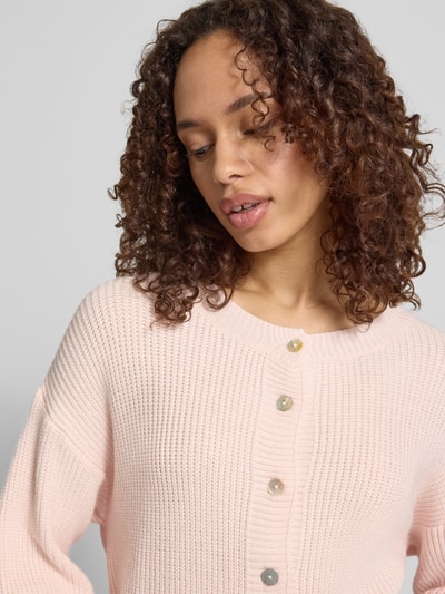 Frauenmodel trägt Regular Fit Strickjacke aus Viskose-Mix Modell 'LENI' von VILLA SOPHIE, Optik: unifarben, Nahaufnahme Oberkörper.