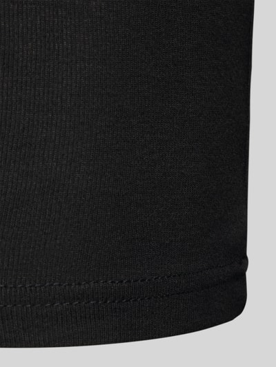 Produktfoto, Unterhemd mit Rundhalsausschnitt von Snocks aus reiner Baumwolle, Slim Fit, schwarze Farbe, feine Rippstruktur sichtbar.