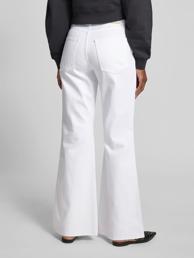 Frauenmodel trägt weiße Flared Fit Jeans im 5-Pocket-Design von Anine Bing mit Gürtelschlaufen und Knopfverschluss, Ganzkörperansicht Rückansicht.