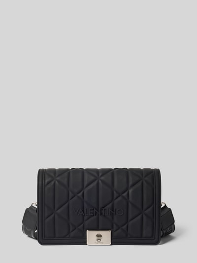 Produktfoto, Clutch in Stepp-Optik Modell 'Jellies' von VALENTINO BAGS, Schwarz, Überschlag, Logo-Detail, abnehmbarer Schulterriemen, Maße: 25 cm Breite, 15 cm Länge, 9 cm Tiefe, Schulterriemen 104 cm