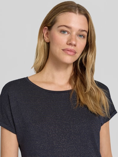 Vrouwenmodel draagt Relaxed Fit T-shirt uit viscosemix van Christian Berg Woman met ronde hals en glitterlook, donkerblauw, nahaufnahme bovenlichaam. Ruglengte bij maat S: 63 cm.