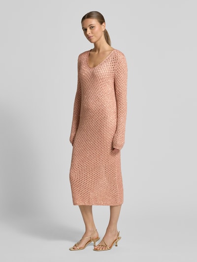 Frauenmodel trägt Slim Fit Midikleid mit Woll-Anteil von Marc Cain, Material-Mix, Allover-Lochmuster, Allover-Paillettenbesatz, langärmelig, Rundhalsausschnitt, in sanftem Rosé mit feiner Textur, Ganzkörperansicht von vorne.