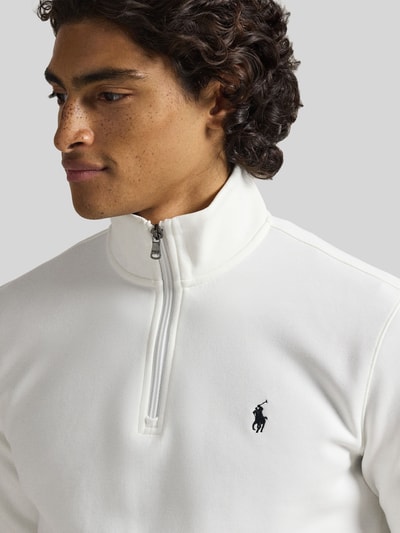 Männermodel trägt Regular Fit Sweatshirt aus Baumwoll-Mix von Polo Ralph Lauren, Optik: Unifarben, Logo-Stitching, Troyer, Langarm, Nahaufnahme Oberkörper.