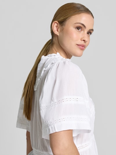 Frauenmodel trägt Blusenshirt mit Häkelspitze Modell 'Evienne' von Neo Noir, reine Baumwolle, Weiß, Nahaufnahme Oberkörper.
