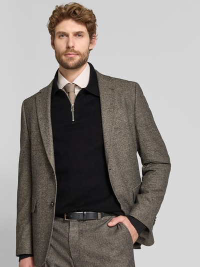 Männermodel trägt Relaxed Fit Pullover aus reiner Viskose Modell 'TELLER' von Selected in zwart, fijngebreid, structuur, polokraag, rits, lange mouwen, detailopname bovenlichaam.