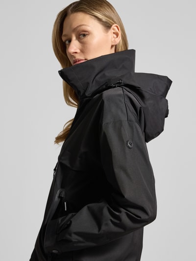 Frauenmodel trägt schwarze Jacke mit Stehkragen von khujo, glatte Oberfläche, Regular Fit, Nahaufnahme Oberkörper, leicht von vorne.