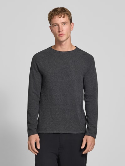 Männermodel trägt Regular Fit Pullover aus reiner Baumwolle Modell 'Hill' von JACK & JONES in Dunkelgrau, Strick-Optik, Ganzkörperansicht von vorne. Damen Pullover, Rundhalsausschnitt, Rückenlänge 69 cm, Ärmellänge 70 cm.