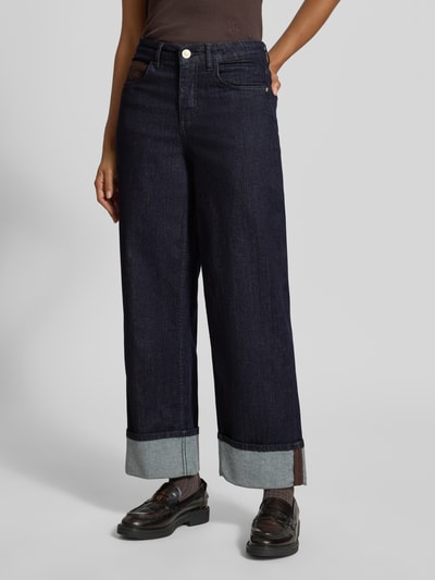 Frauenmodel trägt Wide Leg Jeans aus Baumwoll-Mix Modell 'Miva city' von OPUS, dunkelblau, Twill-Struktur, Denim-Optik, Ganzkörperansicht von vorne.