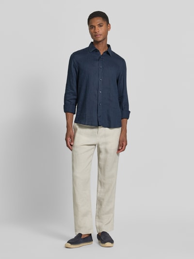 Männermodel trägt Causal Fit Leinenhemd mit Kentkragen Modell 'Mike' von JOOP! Collection, marineblau, Struktur sichtbar, Ganzkörperansicht von vorne. Hemd mit Knopfleiste, Sportmanschetten, abgerundetem Saum, Rückenlänge 73 cm, Schulterbreite 40 cm, Ärmellänge 66 cm, reine Leinenqualität.