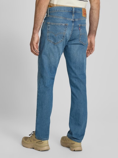 Mężczyzna model nosi Slim Fit Jeans aus Baumwoll-Mix Modell '511®' von Levi's®, niebieski denim, gładka tekstura, Ganzkörperansicht Rückansicht.