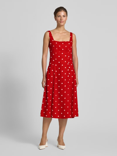 Vrouwenmodel draagt Midikleid met Leinen-Anteil und Karree-Ausschnitt van Apricot in rood met witte stippen, getailleerd model, viscosemix met linnen, vierkante hals, brede bandjes, ritssluiting achter, ruglengte maat S 91 cm, borstwijdte maat S 45 cm, geheel vooraanzicht.