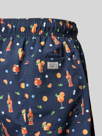 Produktfoto, Badehose im Allover-Look mit elastischem Bund von MCNEAL, Regular-Fit, Muster in Dunkelblau mit Getränkemotiven, Tunnelzug