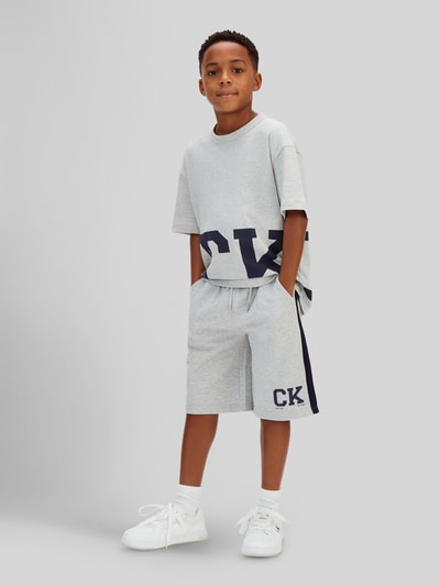 Calvin Klein Jeans Relaxed Fit Sweatshorts aus Baumwoll-Mix Modell 'VARSITY' Mittelgrau Melange 1