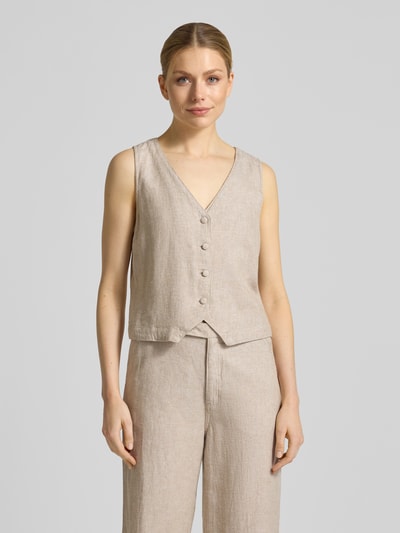 Frauenmodel trägt Weste aus Leinen-Mix mit V-Ausschnitt Modell 'lavasi' von FREE/QUENT in Beige, strukturierte Oberfläche, Ganzkörperansicht von vorne. Regular Fit, Knopfleiste, Rückenlänge 48 cm, Schulterbreite 33 cm, Brustweite 48 cm.