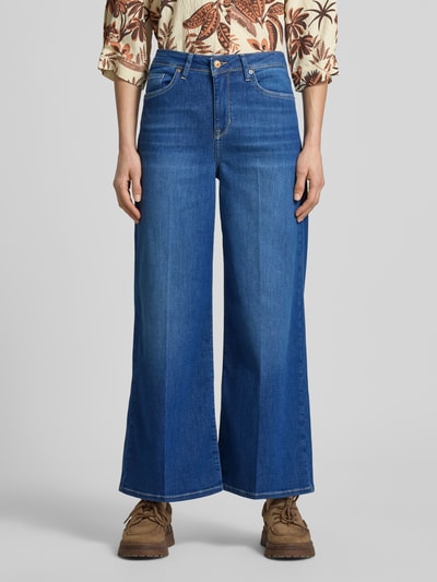 Frauenmodel trägt Wide Leg Jeans in verkürzter Passform Modell 'SVENTY 7/8' von Raffaello Rossi im Used-Look, Jeans-Blau, Baumwoll-Lyocell-Mix, Ganzkörperansicht von vorne.