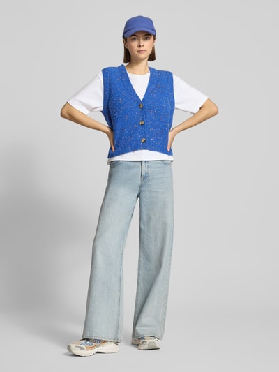 Frauenmodel trägt Regular Fit Pullunder aus Schurwoll-Mix von Marc O'Polo Denim, mehrfarbig, Optik: Unifarben, Strick, Label-Stitching-Applikation, Knopfleiste, Crew Neck, tiefer V-Ausschnitt, gerippter Rumpfabschluss, Ganzkörperansicht von vorne.