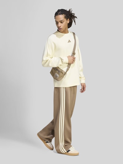 adidas Sportswear Loose Fit Sweathose mit Baumwoll-Anteil Beige 1