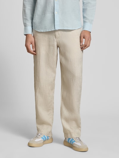 Männermodel trägt Leinenhose mit elastischem Bund Modell 'KARL LAWRENCE' von Jack & Jones in Beige, Regular-Fit, reine Leinen, Detailaufnahme Oberschenkel bis Schuhe, Bundweite 40 cm, Innenbeinlänge 75 cm bei Größe M.