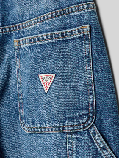 Produktfoto, blaue Straight Fit Jeans mit Logo-Stitching von Guess aus reiner Baumwolle, sichtbare Gesäßtasche mit Logo-Applikation, Detailaufnahme