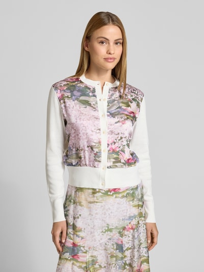 Frauenmodel trägt Cardigan mit geripptem Rundhalsausschnitt Modell 'SISILLA' von Ted Baker, weiß mit floralem Muster, Knopfleiste, Ganzkörperansicht von vorne.