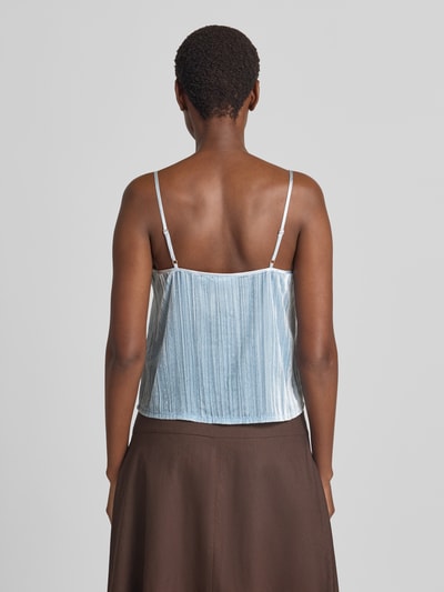 Frauenmodel trägt Blusentop mit verstellbaren Spaghettiträgern von Jake*s Casual in Hellblau mit feiner Plissee-Struktur, Ganzkörperansicht Rückansicht.