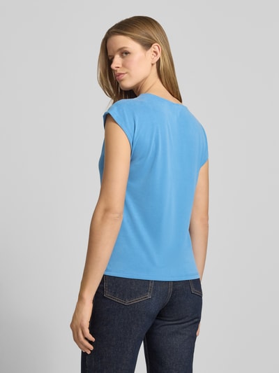 Frauenmodel trägt Loose Fit T-Shirt aus Modal-Mix Modell 'FREE' von Only in Unifarbe Blau, V-Ausschnitt, Kurzarm, Ganzkörperansicht Rückansicht.