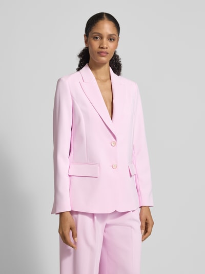 Modelka kobieca ma na sobie Regular Fit Blazer mit Reverskragen od Marc Cain w jasnoróżowym kolorze, z elastycznej mieszanki materiałów, patkami, zapięciem na dwa guziki, długość tyłu 66 cm, szerokość w rozmiarze 36: 48 cm, długość rękawa 62 cm; widok całej sylwetki z przodu.