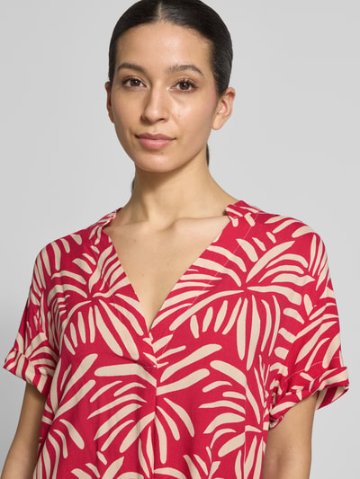 Kobiece modelka nosi sukienkę Relaxed Fit Kleid aus reiner Viskose Modell 'Mary' od ZABAIONE, kwiatowy nadruk na całej powierzchni, dekolt z lamówką, krótki rękaw, czerwony i beżowy, wiskoza, szerokość w rozmiarze S: 52 cm, długość tyłu w rozmiarze S: 94 cm, długość rękawów w rozmiarze S: 18 cm, zbliżenie na górną część ciała z przodu.