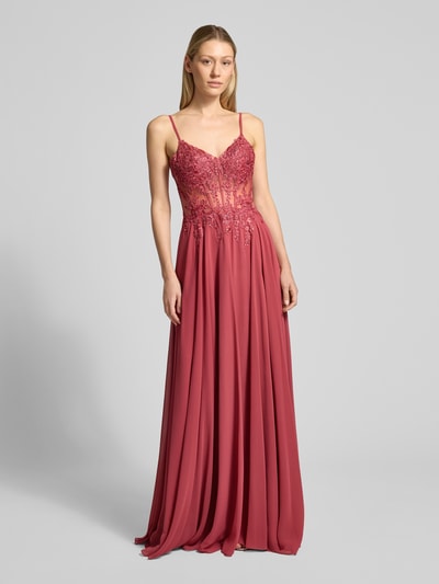 Modelka nosi Regular Fit Abendkleid mit floralem Stitching von Luxuar, półprzezroczysty design, dekoracyjny pasek, krój regular fit, spódnica z rozcięciem, podszewka kryjąca, różowy kolor, całkowity widok z przodu. Długość tyłu w rozmiarze 36: 145 cm.