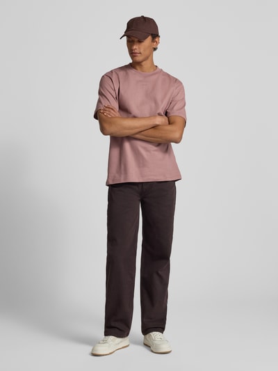 Männermodel trägt Regular Fit T-Shirt aus reiner Baumwolle Modell 'DALOLINO' von HUGO in Optik: Unifarben, Label-Schriftzug, Ganzkörperansicht von vorne.