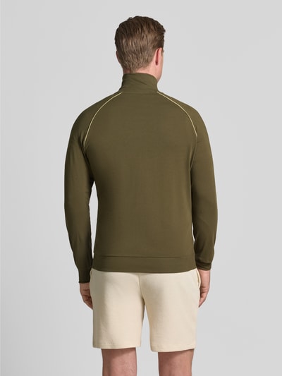 Męski model nosi Regular Fit Sweatjacke aus Baumwoll-Mix von BOSS w kolorze khaki, tekstura gładka, widok całej sylwetki od tyłu.