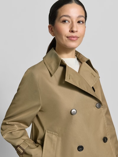 Frauenmodel trägt Cropped Trenchcoat aus Baumwoll-Mix von Weekend Max Mara in Beige mit Reverskragen, doppelreihigen Knöpfen, Nahaufnahme Oberkörper