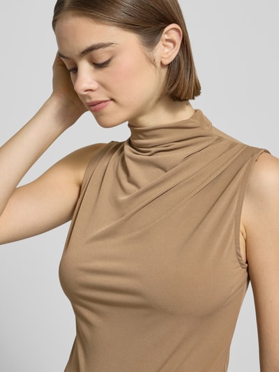 Vrouwenmodel draagt Shaped Fit Shirt zonder mouwen Model 'MADISON' van Pieces, look: effen, hooggesloten hals, labelstitching, nahaufnahme bovenlichaam.