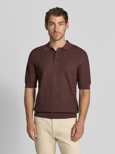 Männermodel trägt Regular Fit Poloshirt aus reiner Baumwolle in Strick-Optik von Matinique in Braun, Polokragen, Kurzarm, Ganzkörperansicht von vorne.