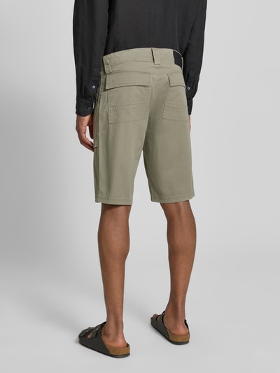 Męski model nosi Regular Fit Cargoshorts aus Baumwoll-Mix von s.Oliver BLACK LABEL, kolor jednolity, krój regular fit, 5 kieszeni, twill, bawełniany materiał, z tyłu, widok całej sylwetki