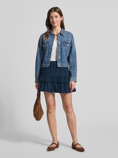 Frauenmodel trägt Volant Mini-Rock aus reiner Baumwolle 'TRINE' von Vero Moda in Dunkelblau, gepunktet, Popeline, Ganzkörperansicht von vorne.