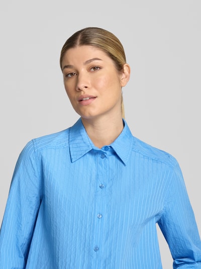 Vrouwenmodel draagt Regular Fit Langarmbluse mit Baumwoll-Viskose-Anteil van Jake*s Casual in helderblauw met fijne structuur, close-up bovenlichaam.